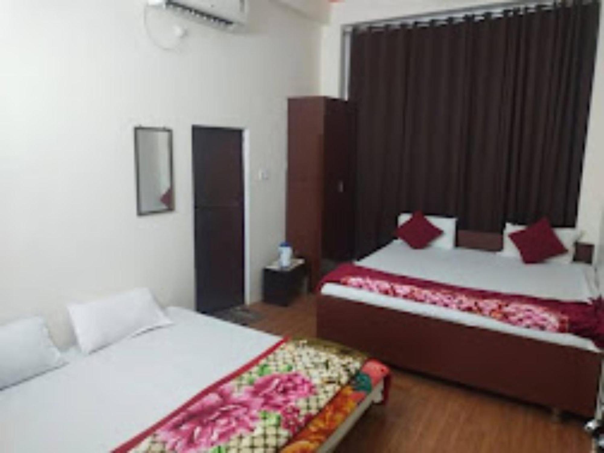 Goroomgo Varanasi Paradise Varanasi - Parking & Restaurant Available - Perfect Location And Comfortable Room Buitenkant foto