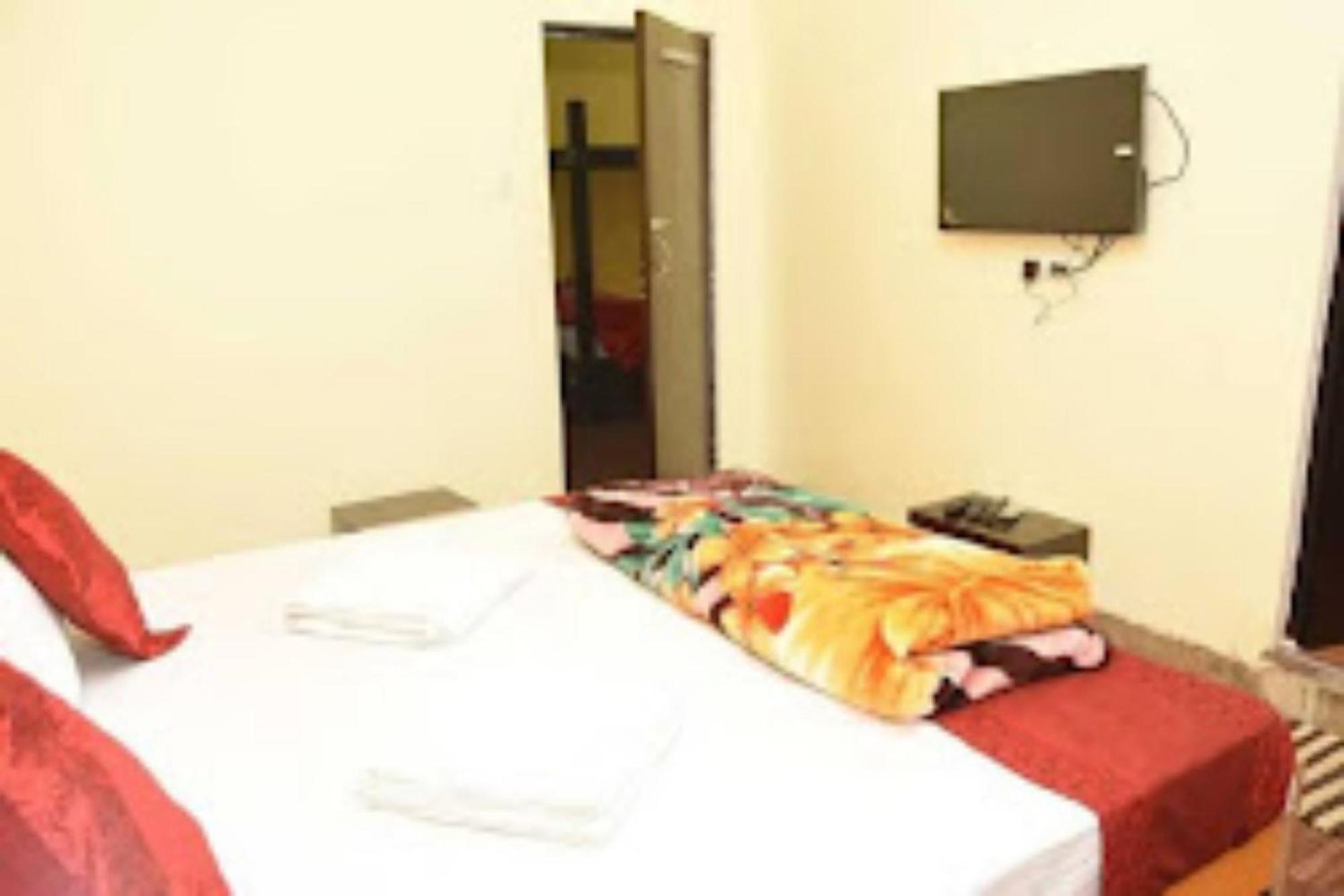 Goroomgo Varanasi Paradise Varanasi - Parking & Restaurant Available - Perfect Location And Comfortable Room Buitenkant foto