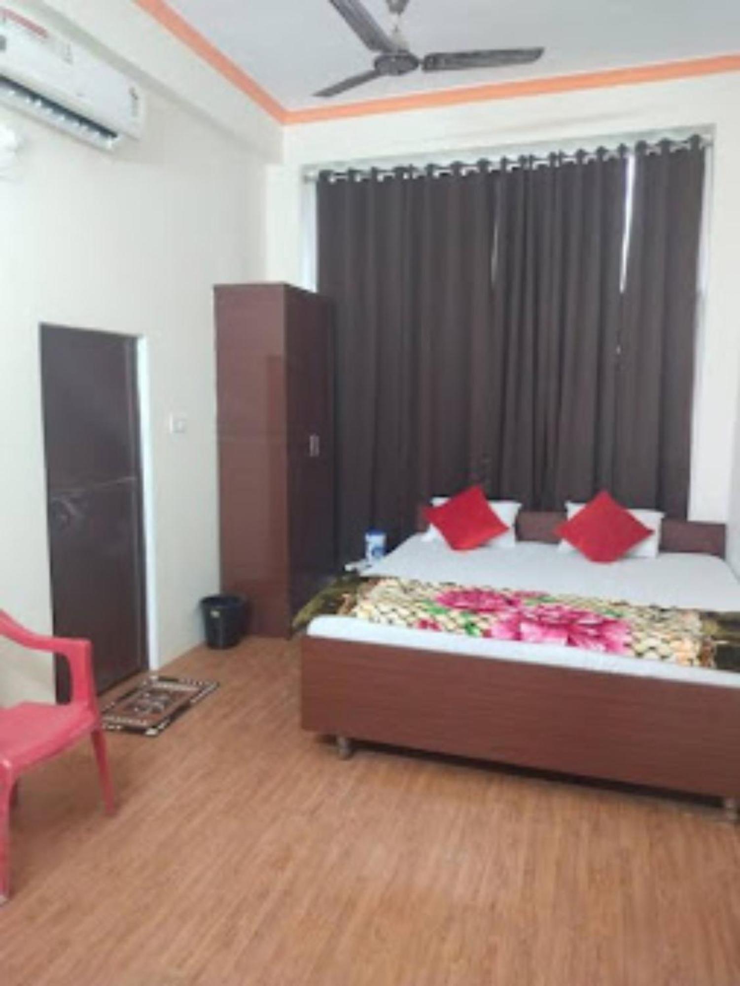 Goroomgo Varanasi Paradise Varanasi - Parking & Restaurant Available - Perfect Location And Comfortable Room Buitenkant foto