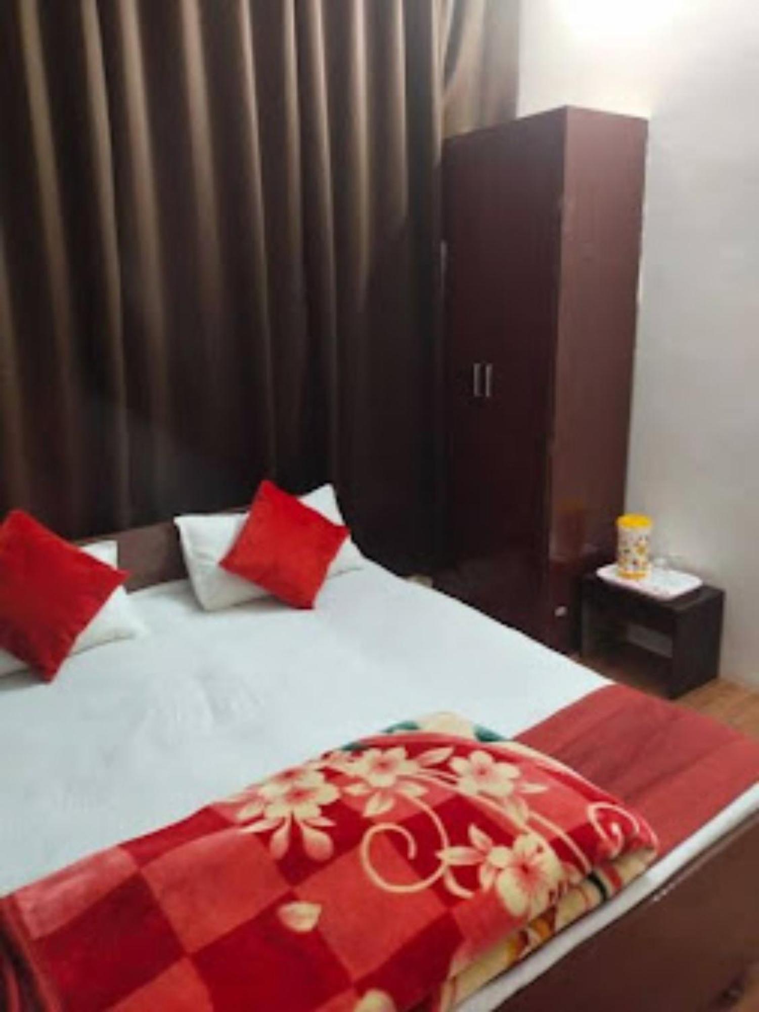 Goroomgo Varanasi Paradise Varanasi - Parking & Restaurant Available - Perfect Location And Comfortable Room Buitenkant foto
