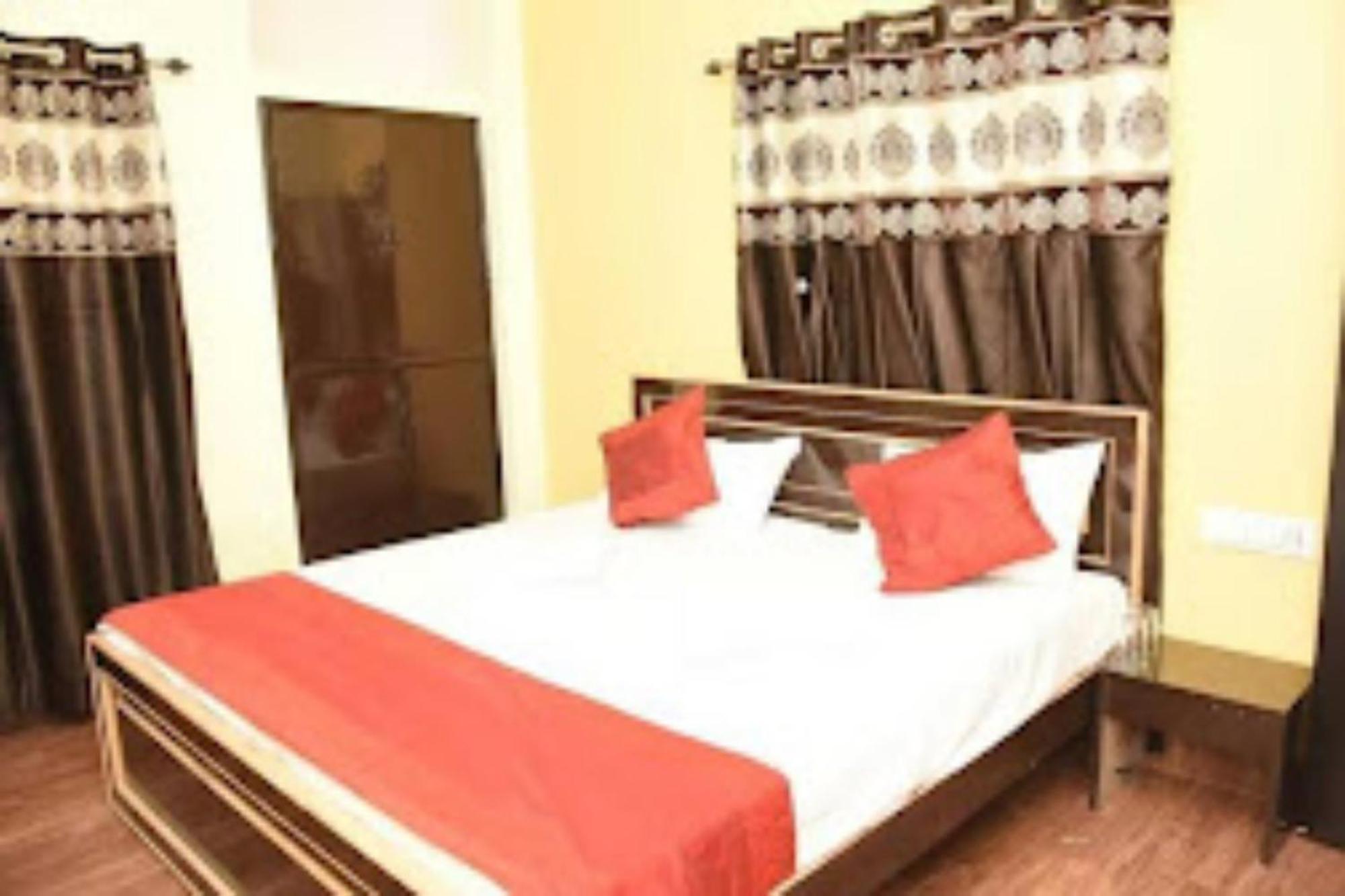 Goroomgo Varanasi Paradise Varanasi - Parking & Restaurant Available - Perfect Location And Comfortable Room Buitenkant foto