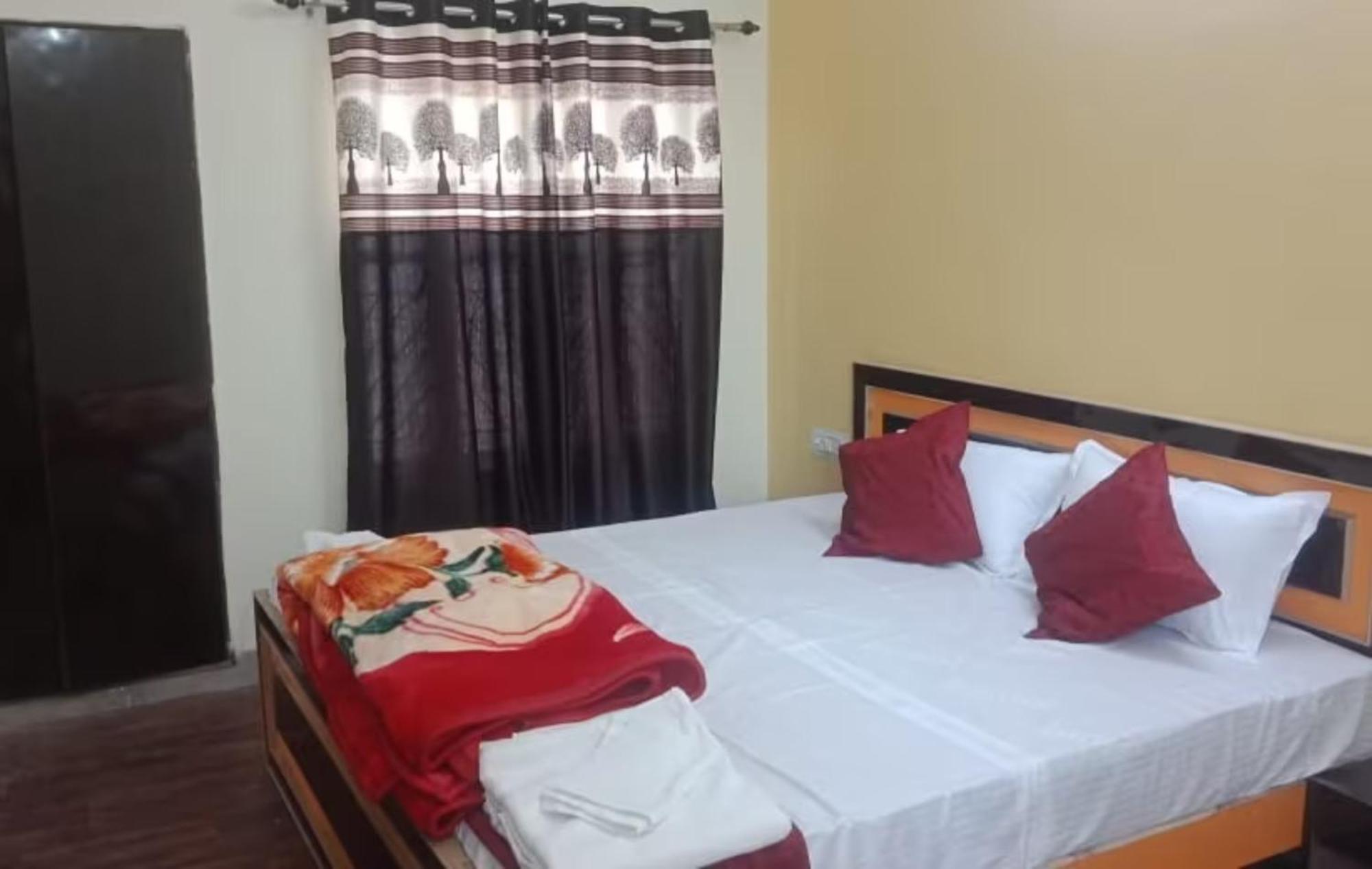 Goroomgo Varanasi Paradise Varanasi - Parking & Restaurant Available - Perfect Location And Comfortable Room Buitenkant foto