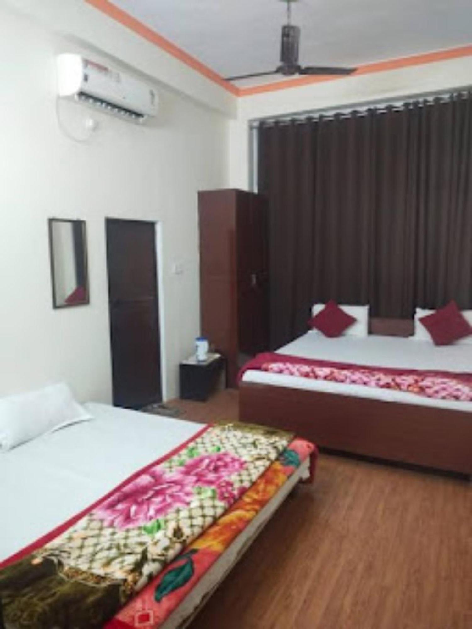 Goroomgo Varanasi Paradise Varanasi - Parking & Restaurant Available - Perfect Location And Comfortable Room Buitenkant foto