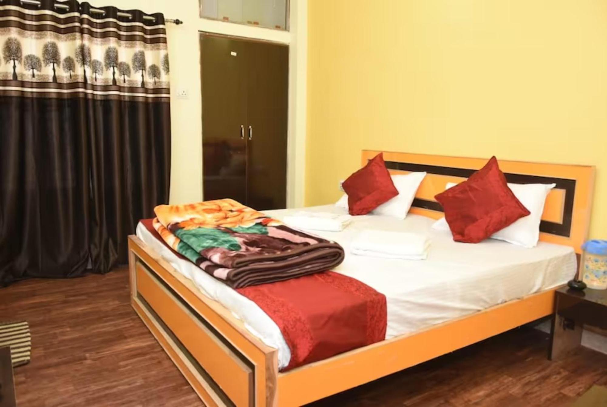 Goroomgo Varanasi Paradise Varanasi - Parking & Restaurant Available - Perfect Location And Comfortable Room Buitenkant foto