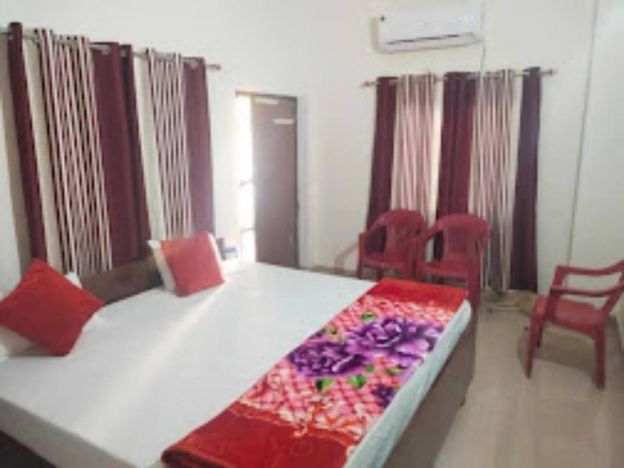 Goroomgo Varanasi Paradise Varanasi - Parking & Restaurant Available - Perfect Location And Comfortable Room Buitenkant foto