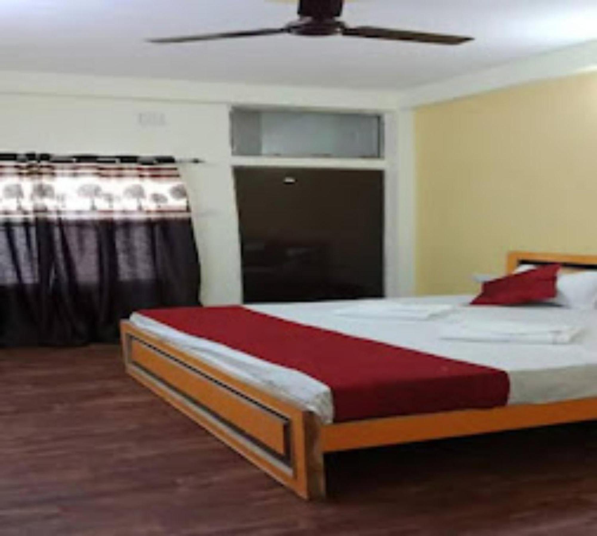 Goroomgo Varanasi Paradise Varanasi - Parking & Restaurant Available - Perfect Location And Comfortable Room Buitenkant foto