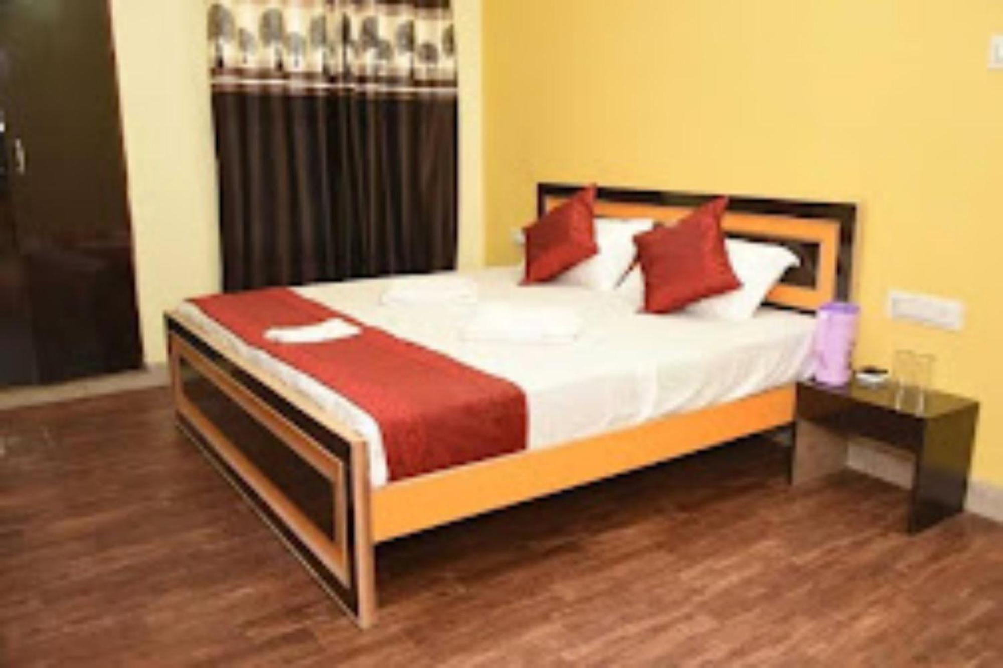 Goroomgo Varanasi Paradise Varanasi - Parking & Restaurant Available - Perfect Location And Comfortable Room Buitenkant foto