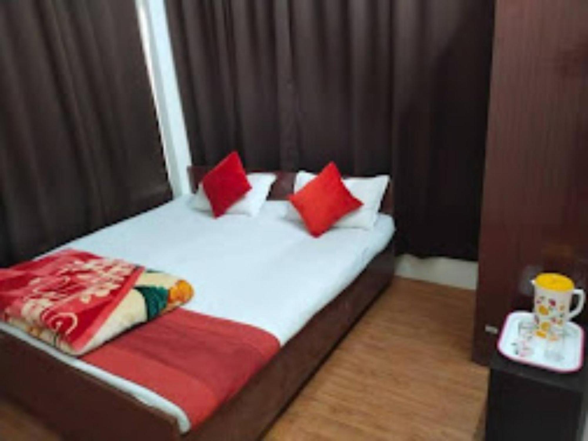 Goroomgo Varanasi Paradise Varanasi - Parking & Restaurant Available - Perfect Location And Comfortable Room Buitenkant foto