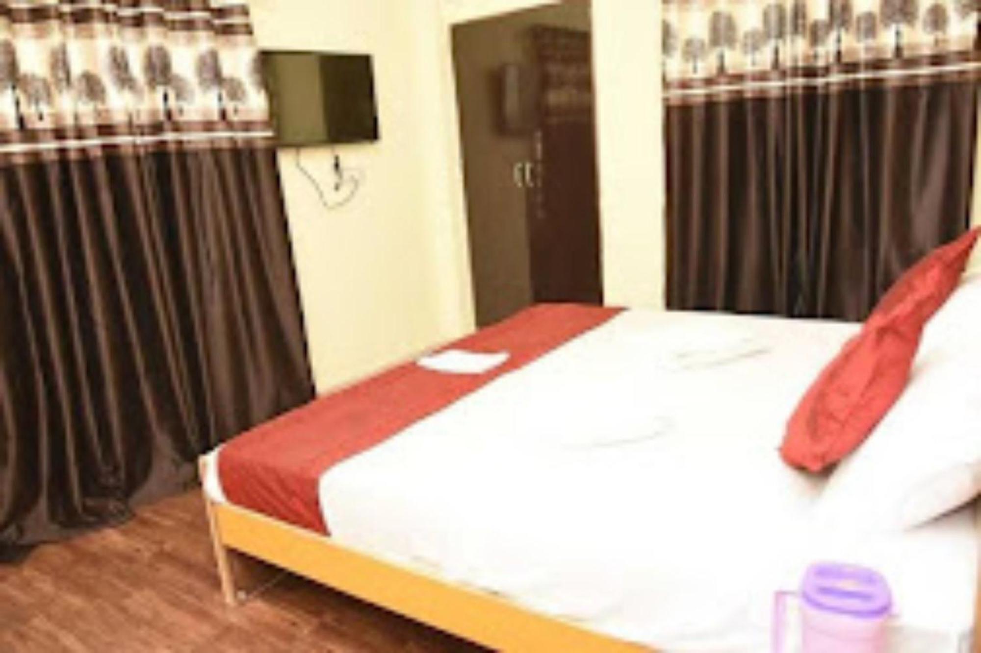 Goroomgo Varanasi Paradise Varanasi - Parking & Restaurant Available - Perfect Location And Comfortable Room Buitenkant foto