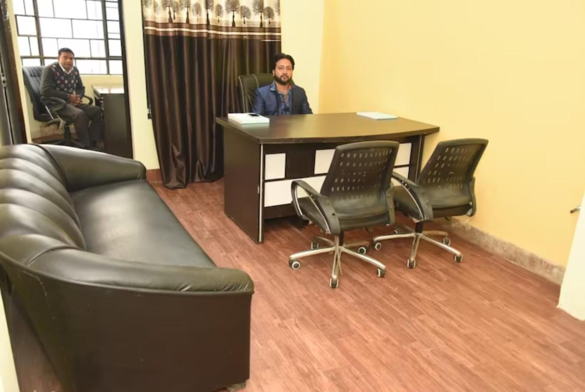 Goroomgo Varanasi Paradise Varanasi - Parking & Restaurant Available - Perfect Location And Comfortable Room Buitenkant foto