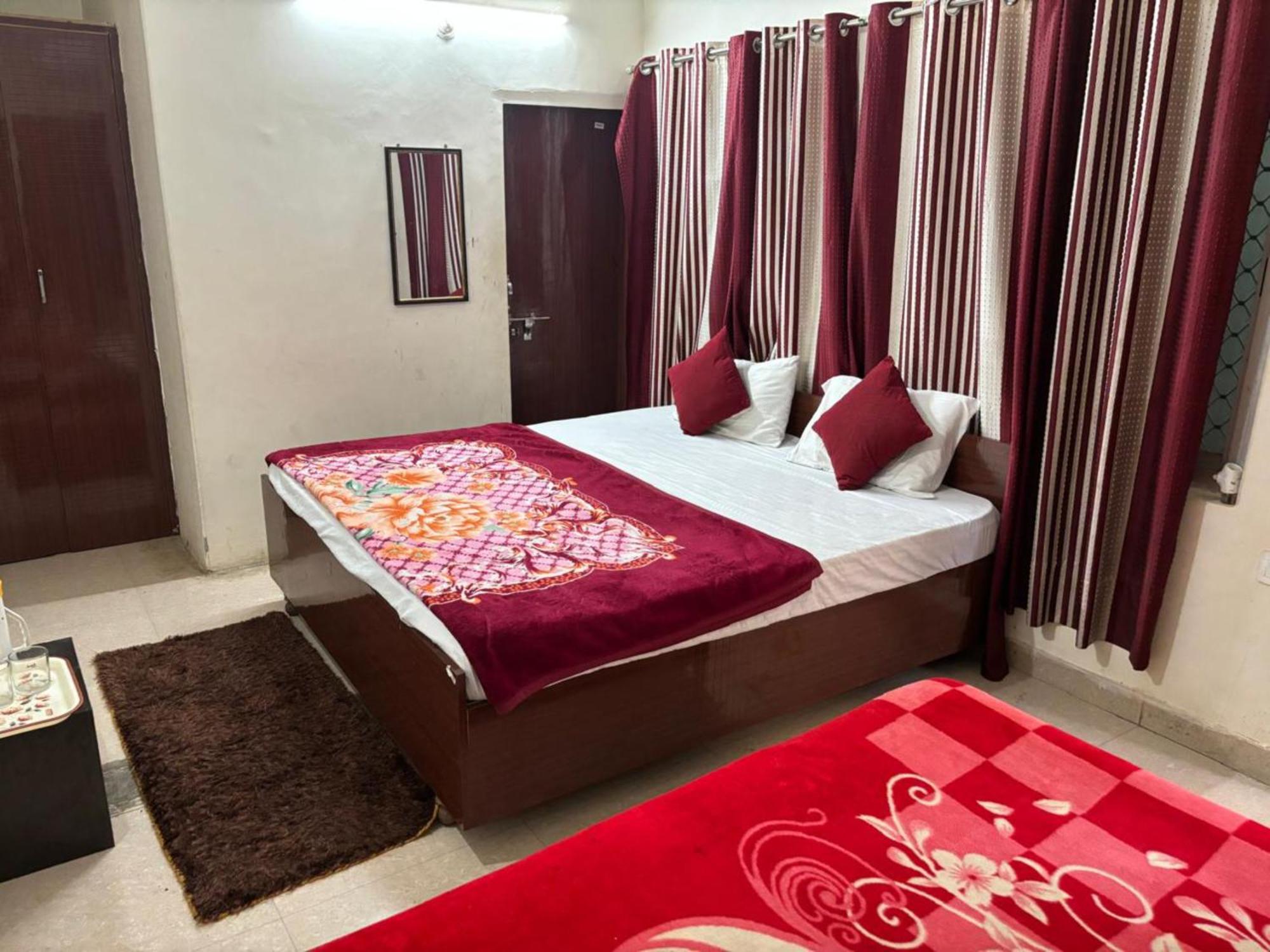 Goroomgo Varanasi Paradise Varanasi - Parking & Restaurant Available - Perfect Location And Comfortable Room Buitenkant foto