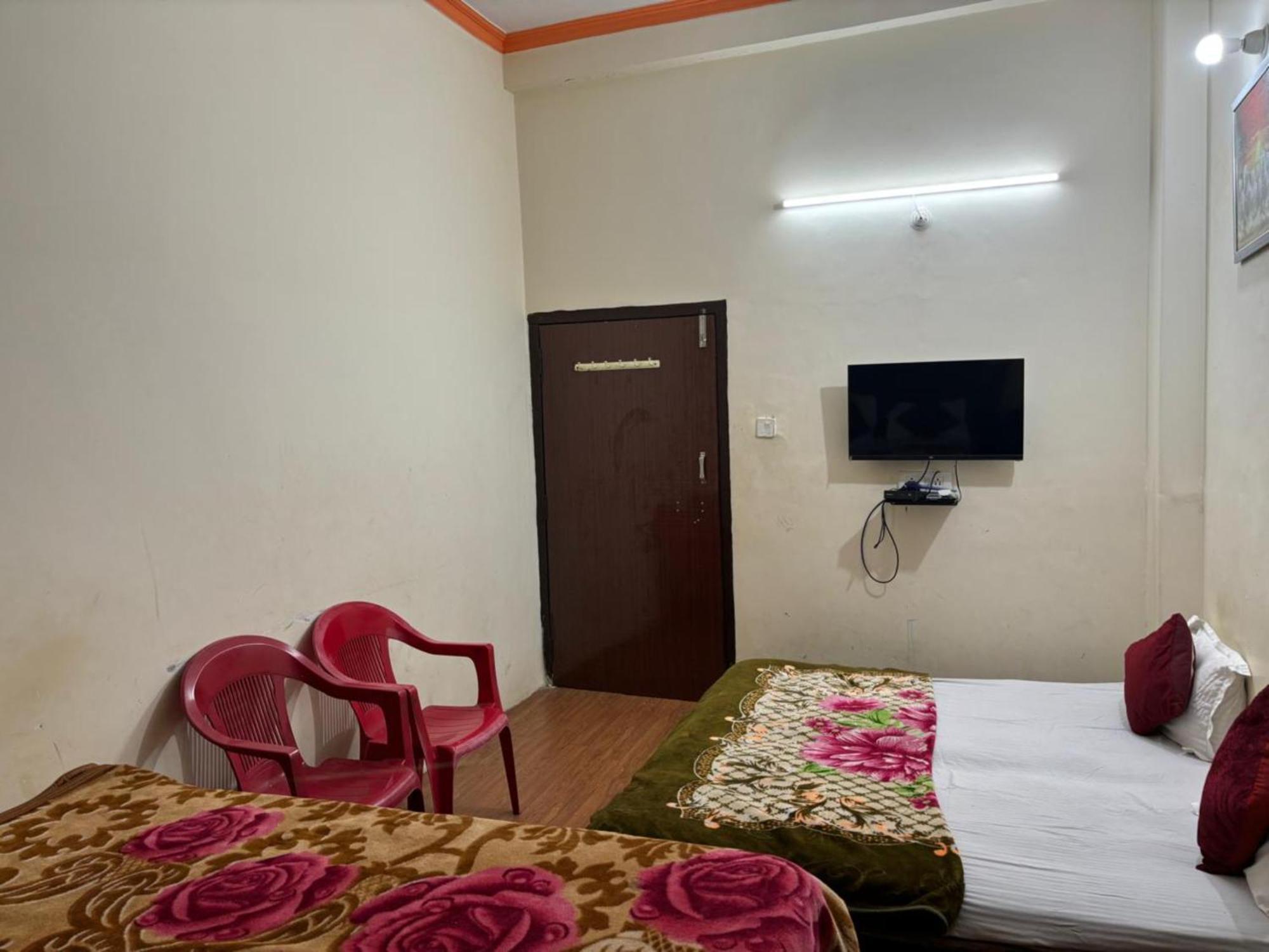 Goroomgo Varanasi Paradise Varanasi - Parking & Restaurant Available - Perfect Location And Comfortable Room Buitenkant foto