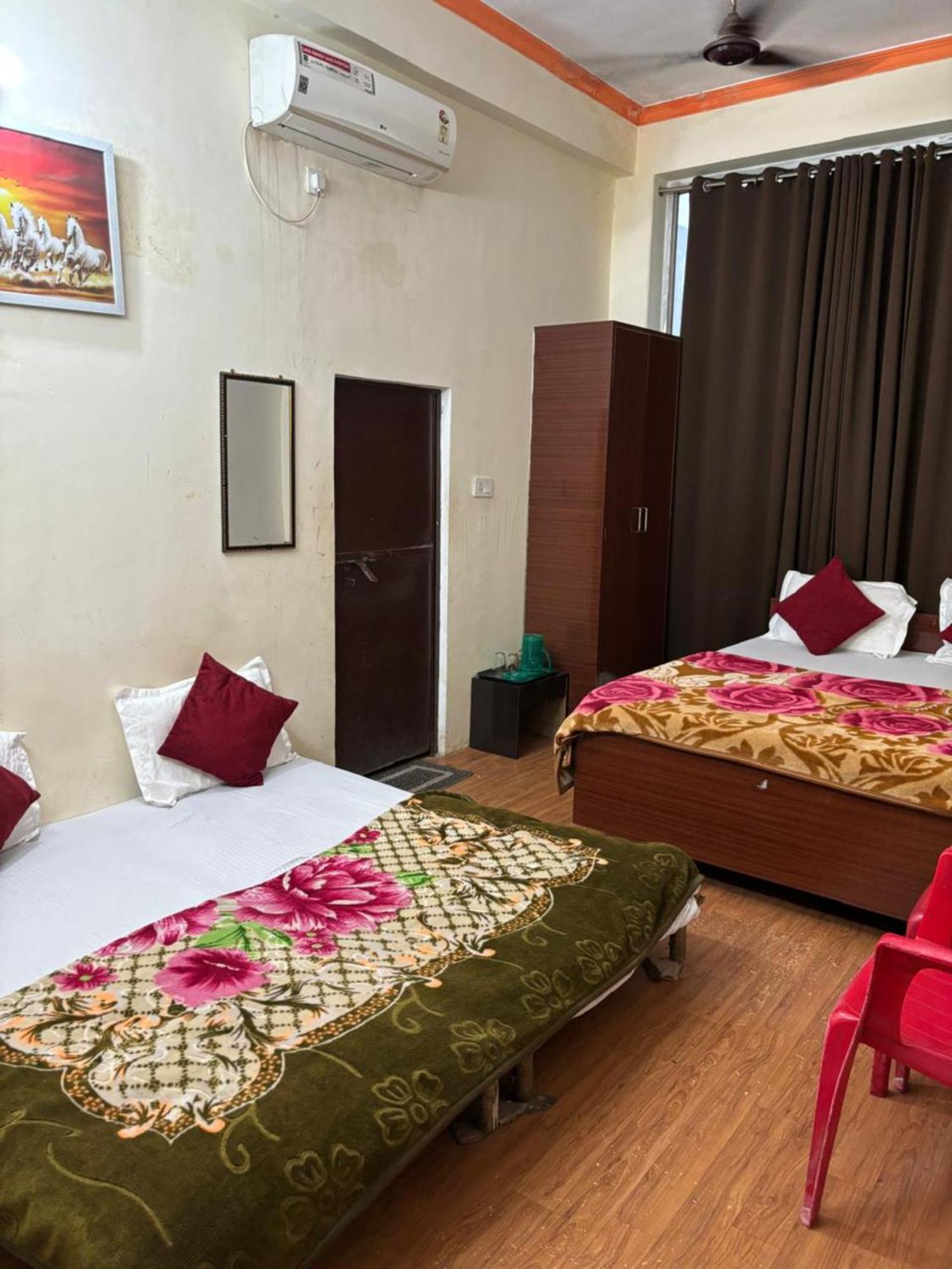 Goroomgo Varanasi Paradise Varanasi - Parking & Restaurant Available - Perfect Location And Comfortable Room Buitenkant foto