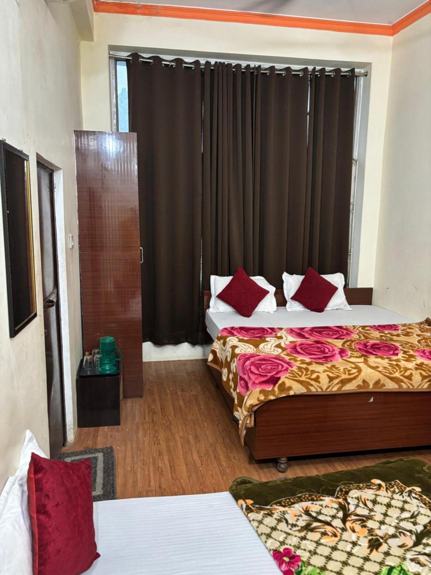 Goroomgo Varanasi Paradise Varanasi - Parking & Restaurant Available - Perfect Location And Comfortable Room Buitenkant foto