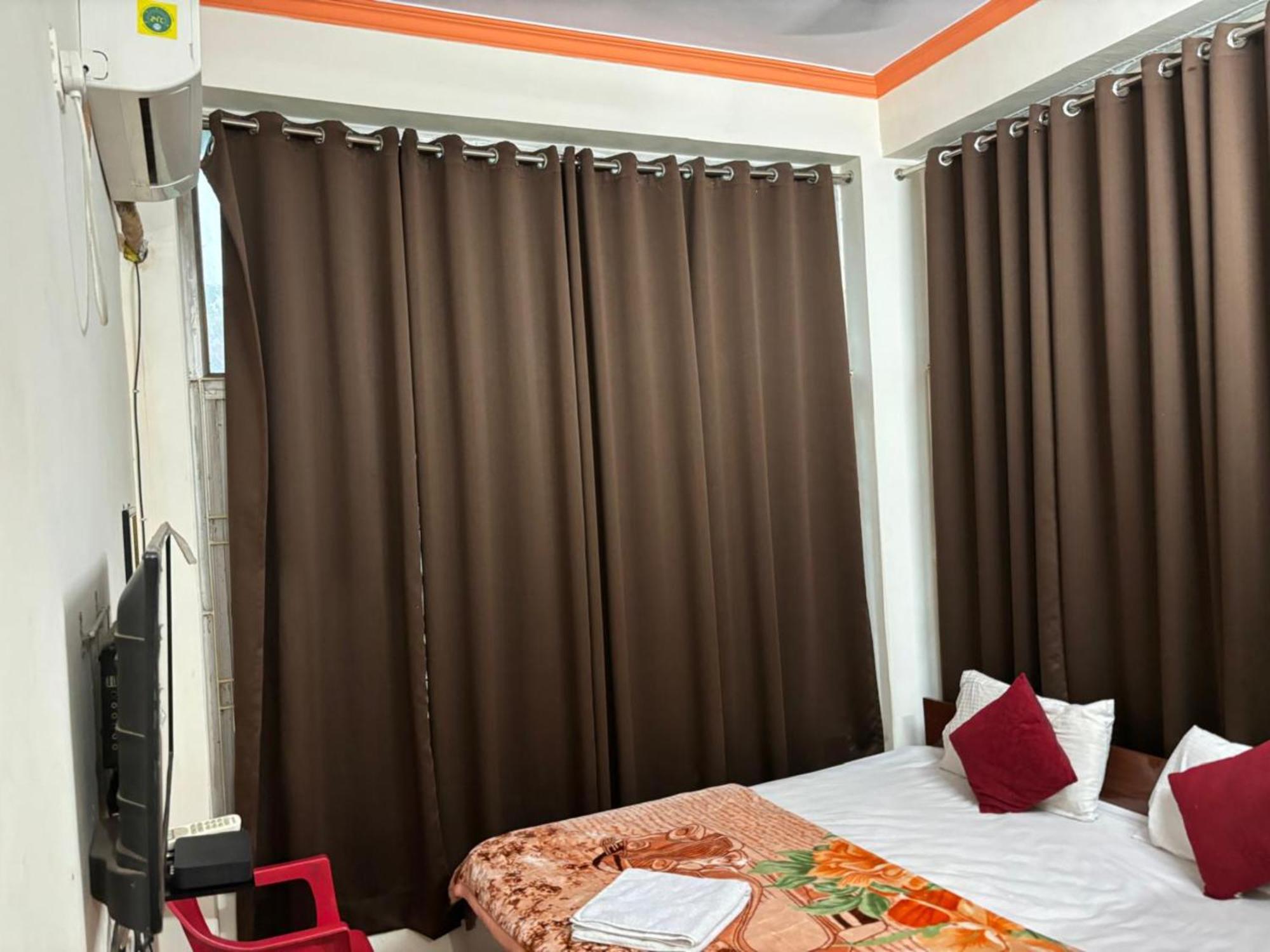 Goroomgo Varanasi Paradise Varanasi - Parking & Restaurant Available - Perfect Location And Comfortable Room Buitenkant foto