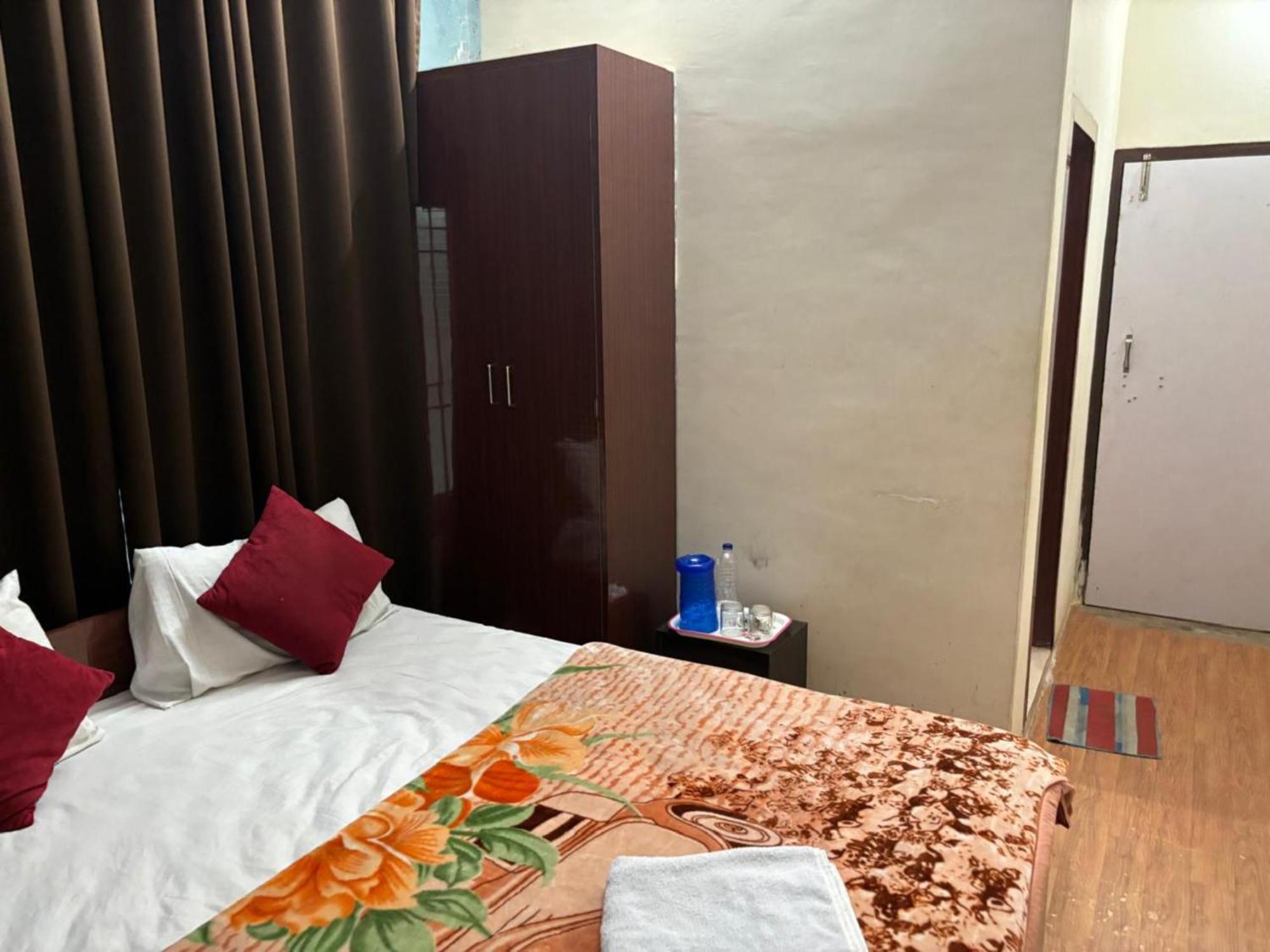 Goroomgo Varanasi Paradise Varanasi - Parking & Restaurant Available - Perfect Location And Comfortable Room Buitenkant foto