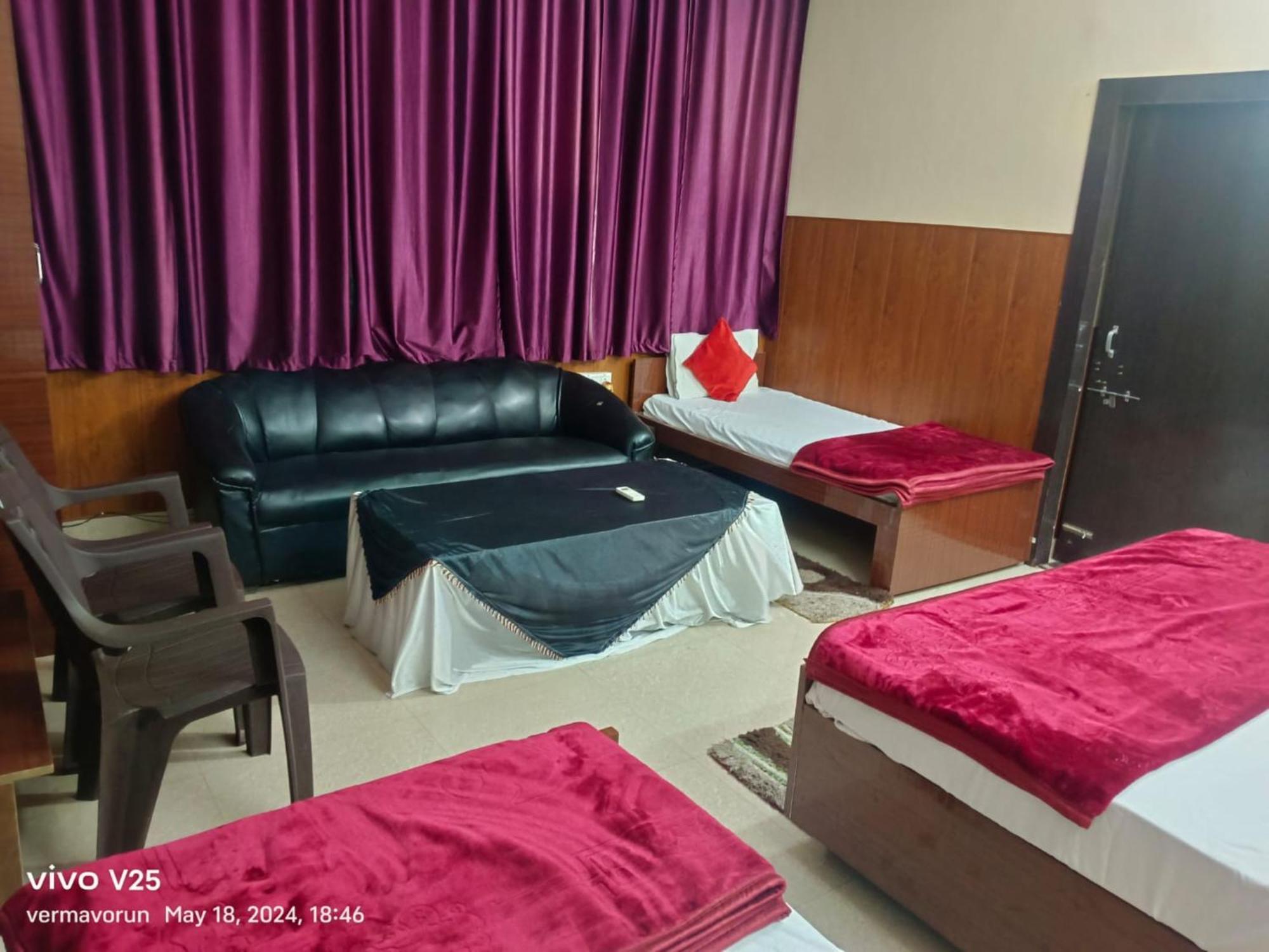 Goroomgo Varanasi Paradise Varanasi - Parking & Restaurant Available - Perfect Location And Comfortable Room Buitenkant foto