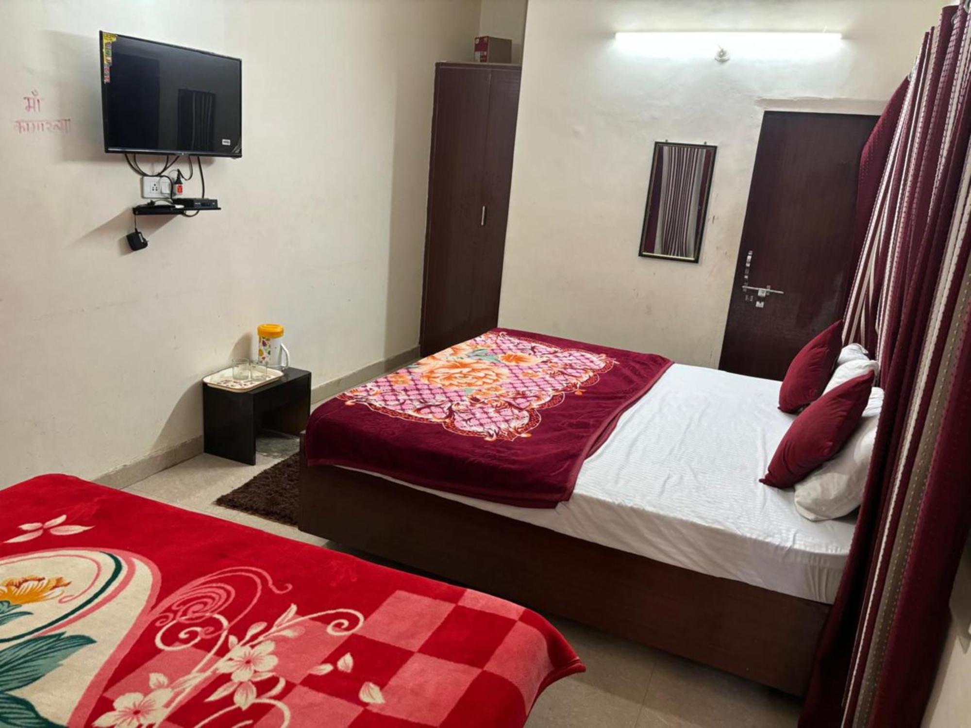 Goroomgo Varanasi Paradise Varanasi - Parking & Restaurant Available - Perfect Location And Comfortable Room Buitenkant foto